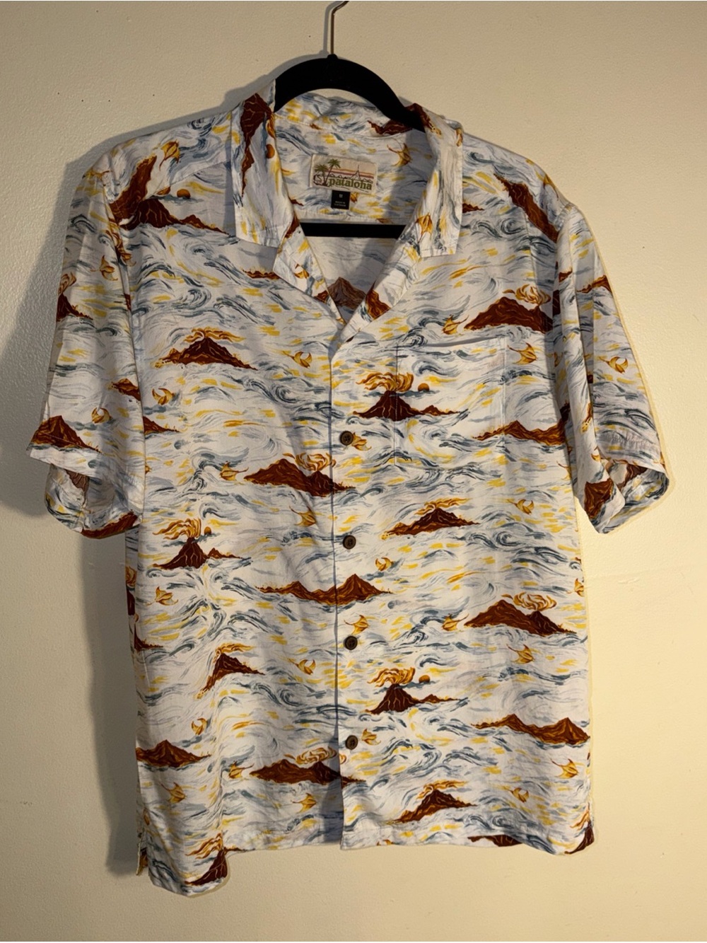 Patagonia La'au Pataloha Shirt Mens M Short Sleeve Button Up Volcano Sky Pattern